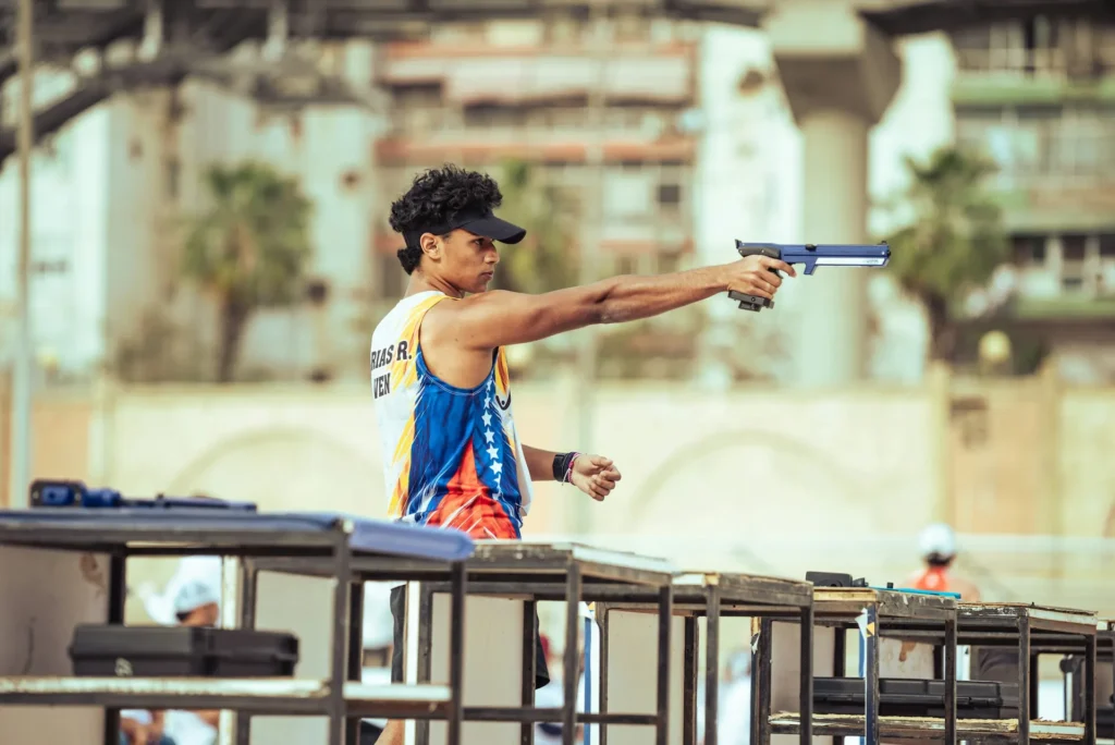 Athlète visant au pistolet lors d'une compétition de tir sportif