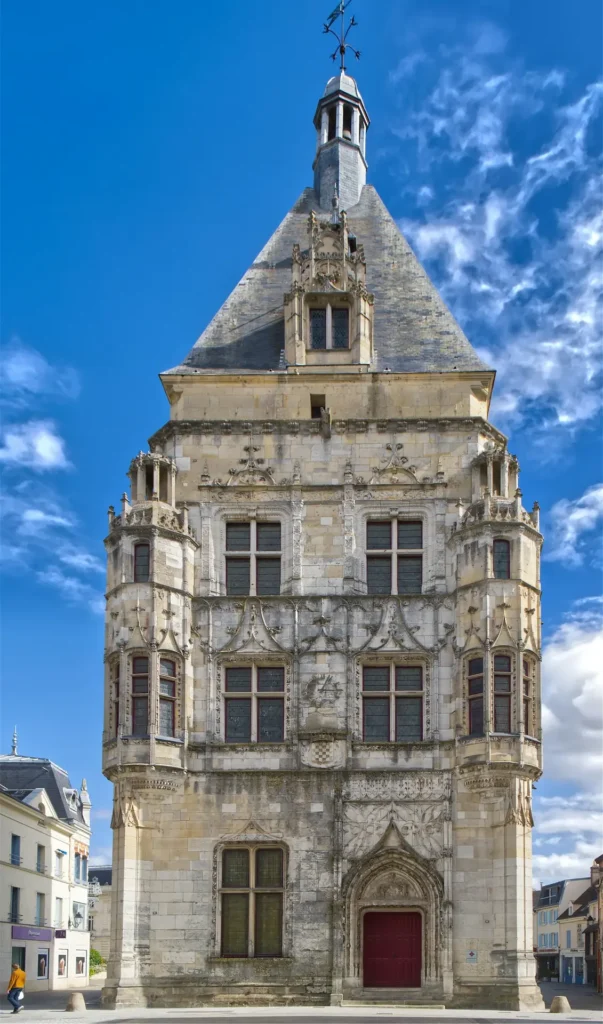 Le beffroi de Dreux sous un ciel bleu