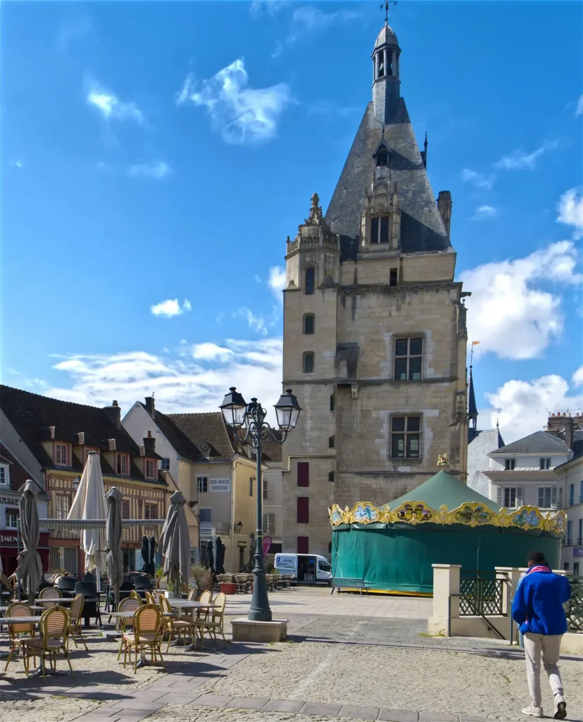 La place du beffroi dans le centre-ville de Dreux