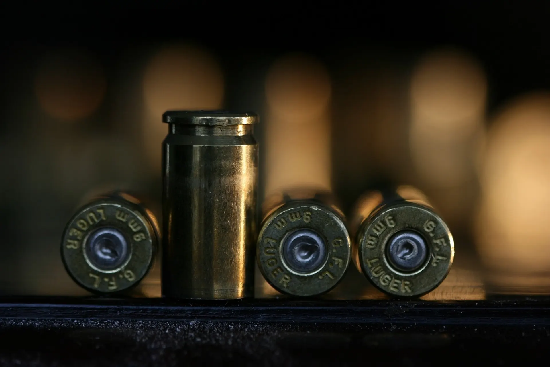 Munitions de calibre 9 mm alignées, vues en gros plan