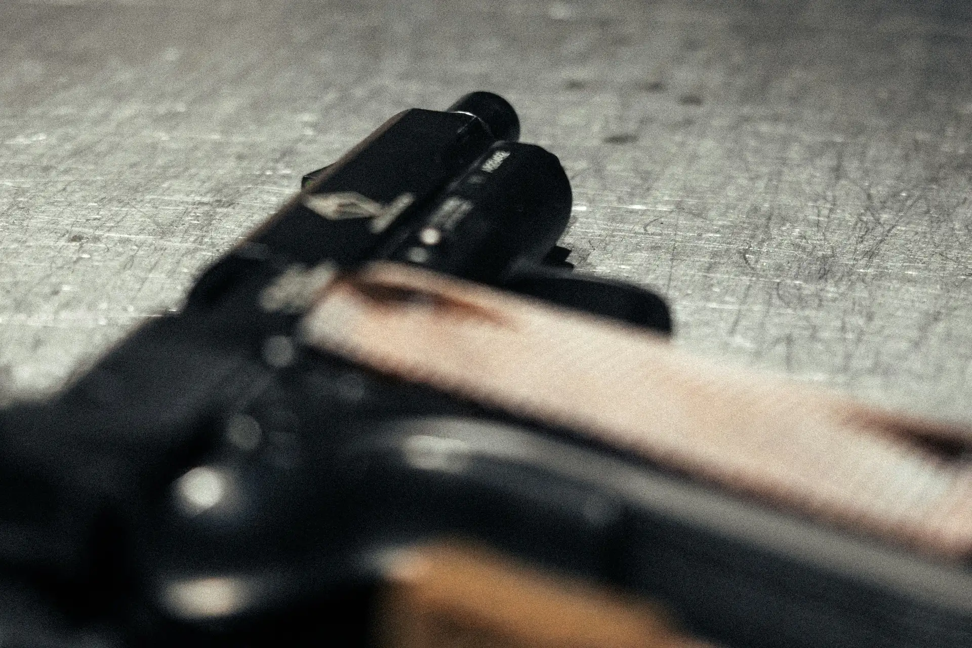 Pistolet posé à plat, vu en gros plan